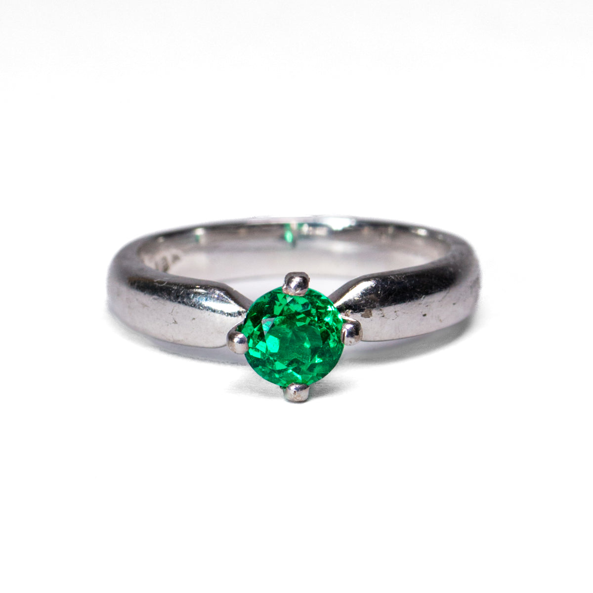 Anillo Esmeralda Solitario en Oro Blanco - J24K