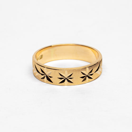 Anillo Grabado de Estrellas en Oro Amarillo - J24K