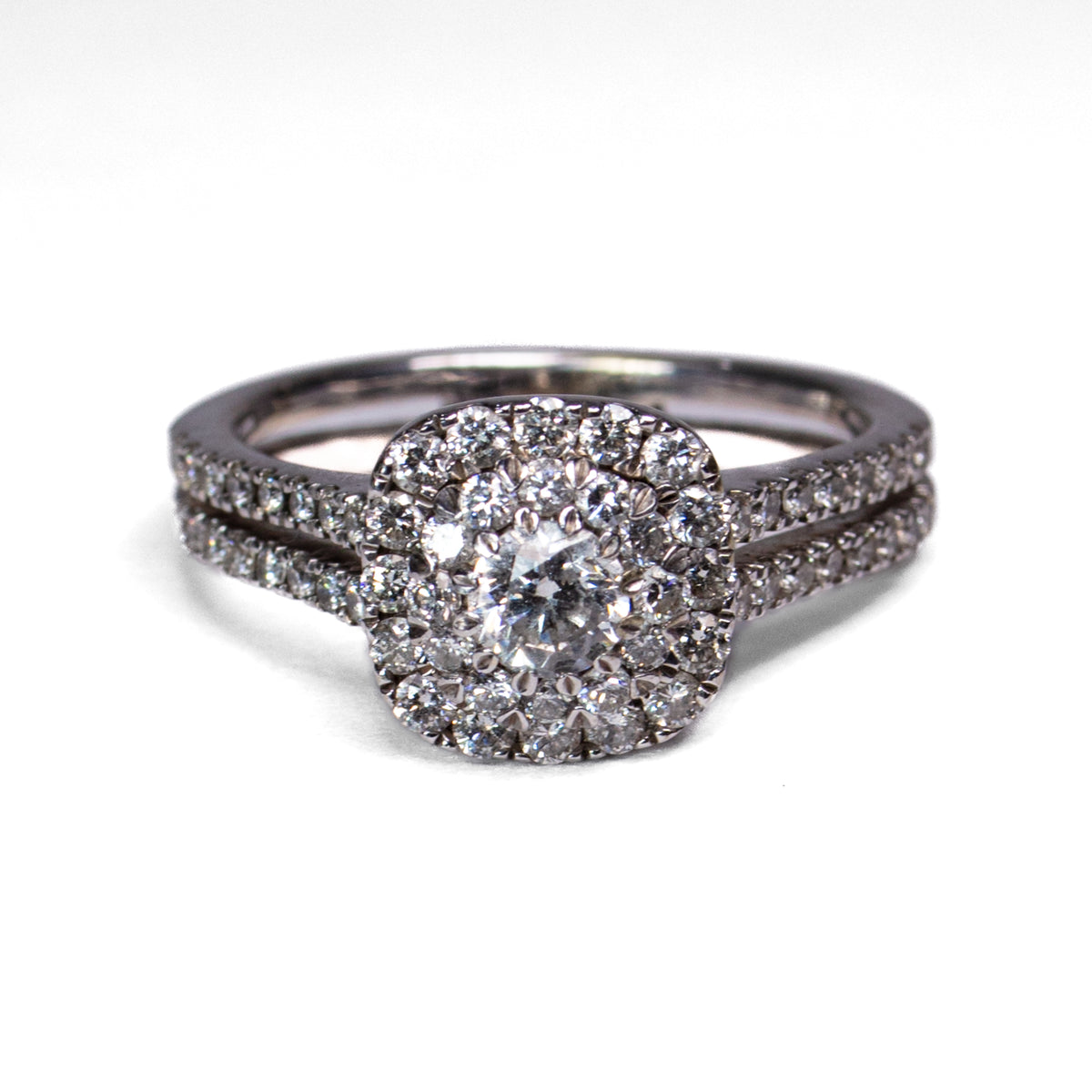 Anillo Halo Doble en Oro Blanco - J24K