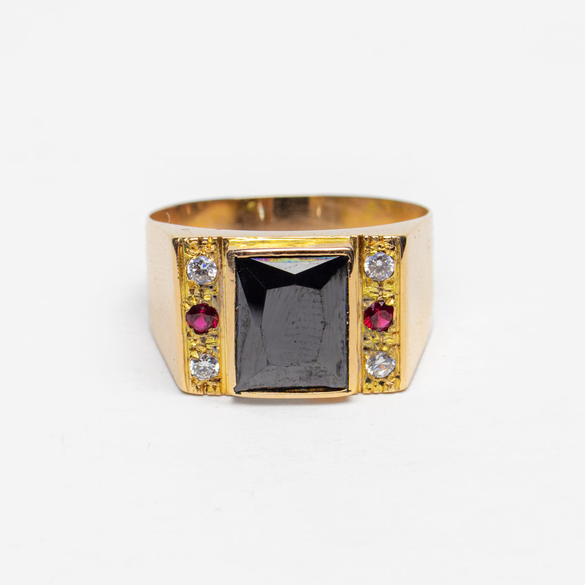 Anillo Ónix y Rubíes en Oro Amarillo - J24K
