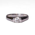 Anillo Solitario Bisel en Oro Blanco - J24K