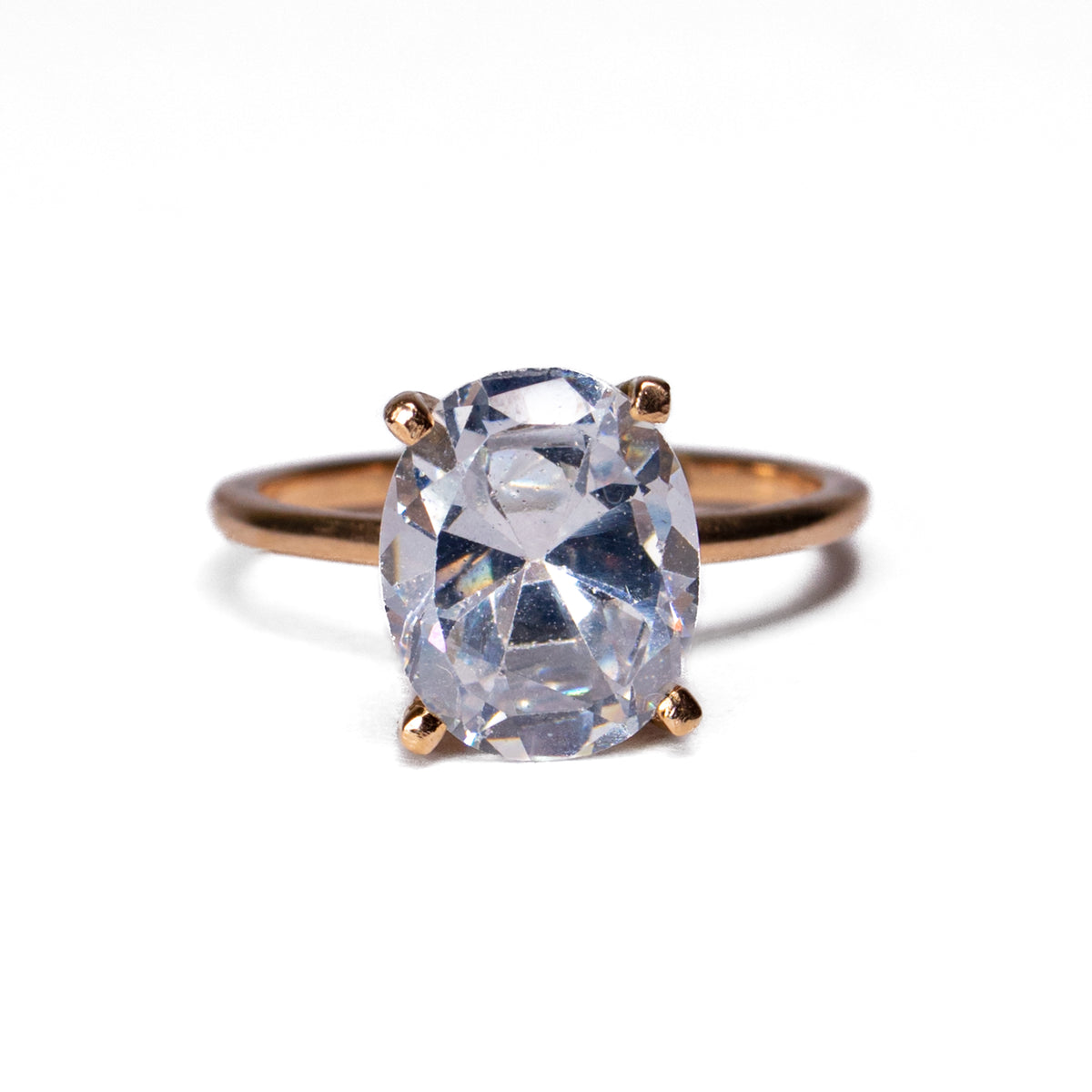 Anillo Solitario Oval Grande en Oro Amarillo - J24K