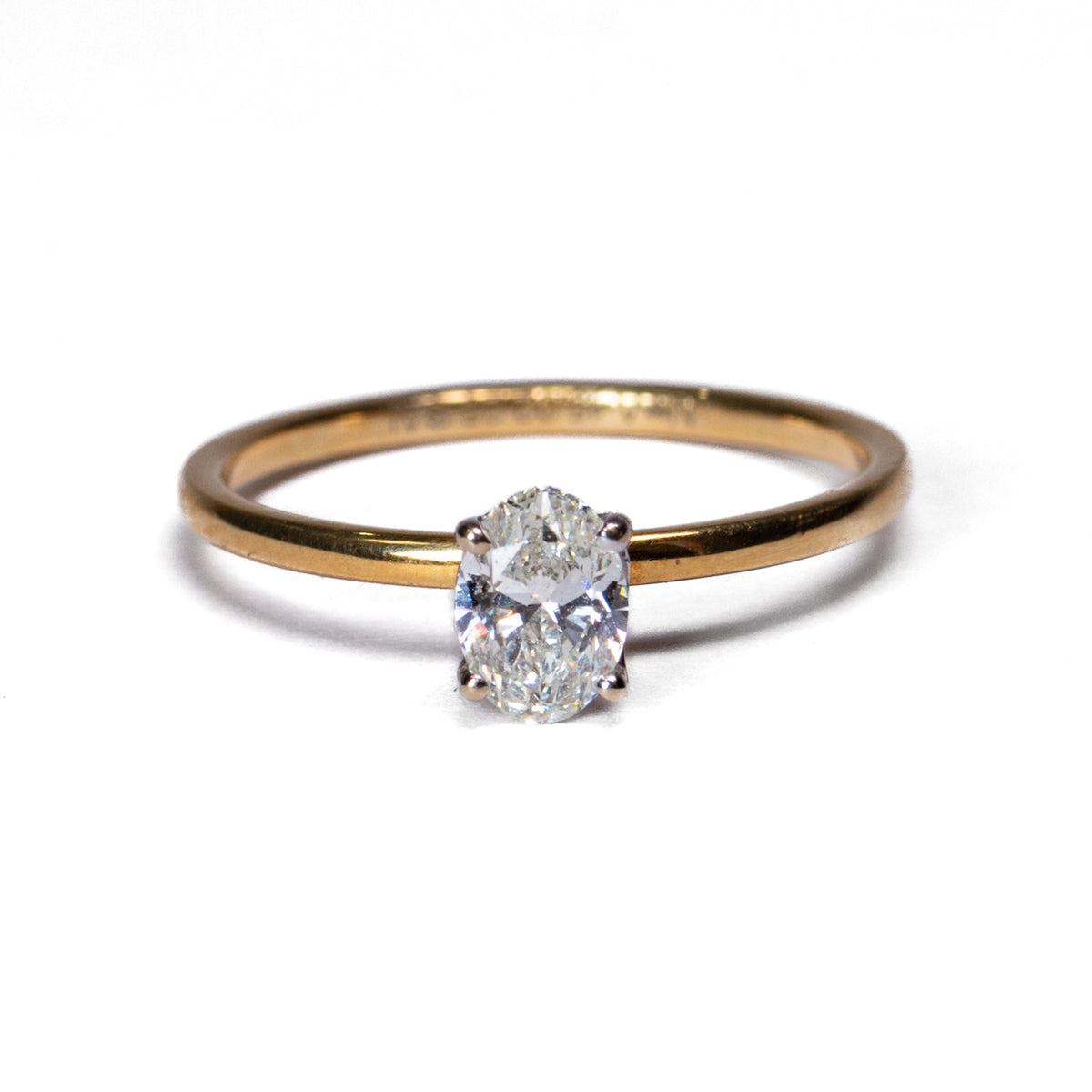 Anillo Solitario Oval en Oro Amarillo - J24K