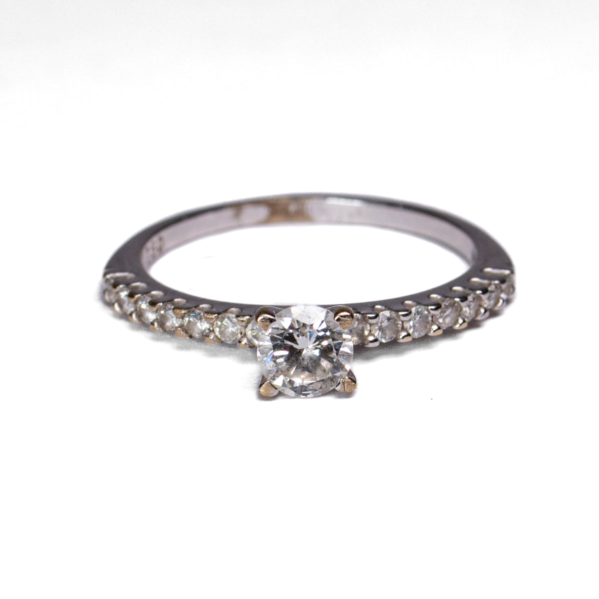 Anillo Solitario Pave en Oro Blanco - Modelo 1 - J24K