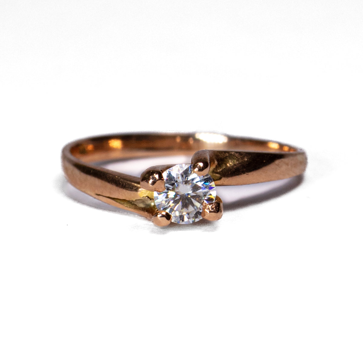 Anillo Solitario Twist en Oro Rosa - Modelo 2 - J24K