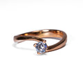 Anillo Solitario Twist en Oro Rosa - Modelo 3 - J24K