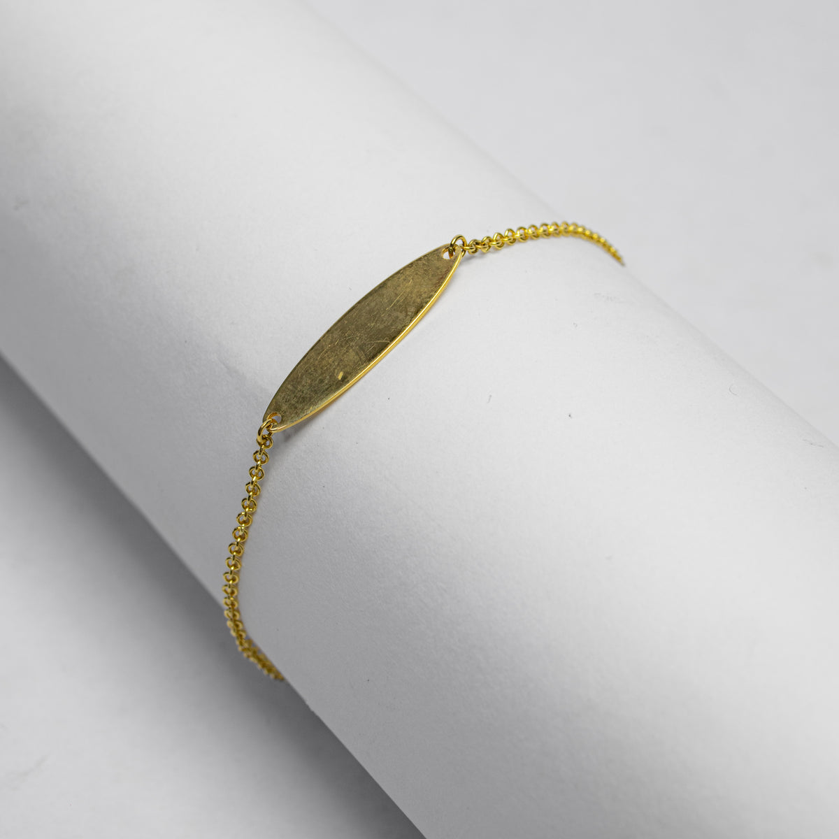 Pulsera Placa Oval en Oro Amarillo - J24K